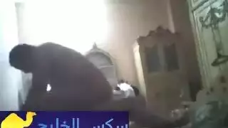 يخون زوجتها مع شغالة في منزليه