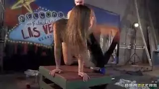 نيك داني دانيلز من الخلف