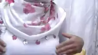 سعودية تستعرض بزازها الكبير وتضرب سبعة ونص