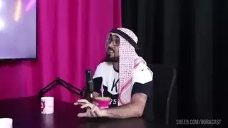 فتاة سمراء تتعرض للإيلاج المزدوج: قضيب في فمها وآخر على أثدائها إباحي كامل