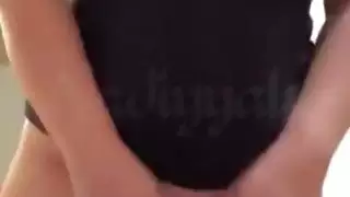 عاهرة عربية وقحة تظهر على الكاميرا لتعرض ثدييها وتداعب كسيها الكثيف