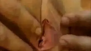 يصورً زوجتهً منُ أجل أصدقاءه