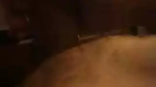 مضاجعة على كرسي البار: كس مثقوب يأخذ جولة خشنة