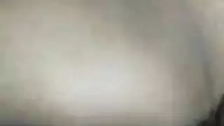 سمراء ممتلئة المنحنيات تحصل على فتحة شرجها ممتدة بقضيب صلب