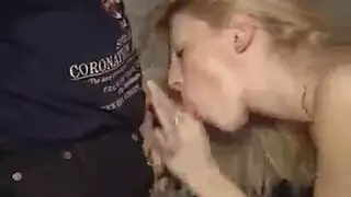 فتيات شقراوات يغوصن في فرج بعضهن البعض العاري لجنس فمي صريح