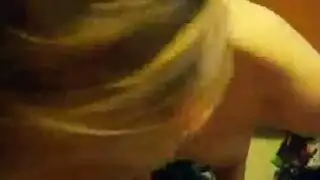 جنس رباعي صريح: الفتاة الشقراء تأخذ كل الزبور