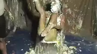 عاهرة آسيوية تمدد فرجها في الخارج في بورن عنيف