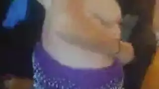 الشقراء النارية تلتهم فرج صديقتها في مشهد ثلاثي صريح