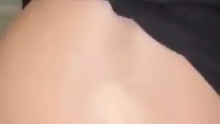 عاهرة المكتب المحجبة تتعرض لضربات قاسية في كابينة الحمام