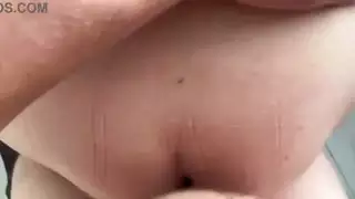 مؤخرة زوجة الأب العربية الضيقة تُمارس عليها الجنس بقوة وهي تنظف