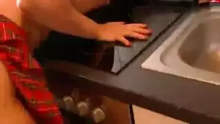 سمراء مراهقة تعري وتُمارس معها الجنس بقوة في مقطع إباحي على الأرض