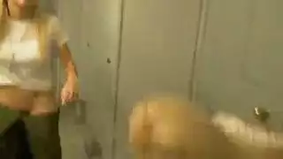 حركة ساخنة بين فتاتين مع أحزمة القضيب