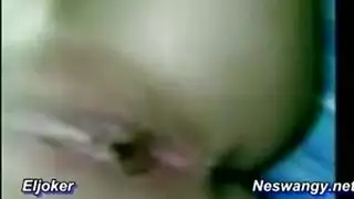 ديوث مصري يصور أمه وأخواته وهم عراة في المنزل ويحك زبه ب أمه