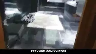 ام تغتصب ابنها صغير بل قضيب الاصطناعي