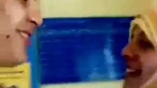 دكتورة مع المريضه