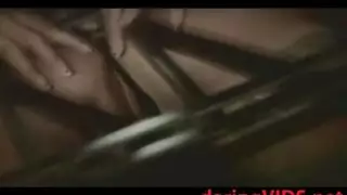 مثليات ثنائيات الميل تمارس الجنس مع قضيب صلب ضخم في مشهد xxx