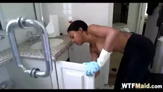 صاحب العمل يسود الخادمة في مشهد حميمي صريح