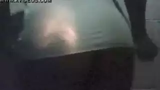 رجل يائس يمارس الجنس العنيف مع ربات بيوت راقصات