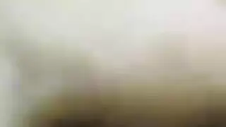 جماع جامح: فتاة متعرجة ترتدي بنطلون أصفر تمسك القضيب وتأخذه بعمق