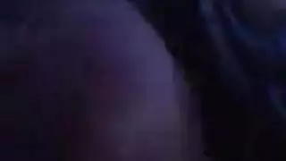 الجمال السمراء المنحنية تتوسل لقضيب ضخم لإشباع رغباتها العميقة